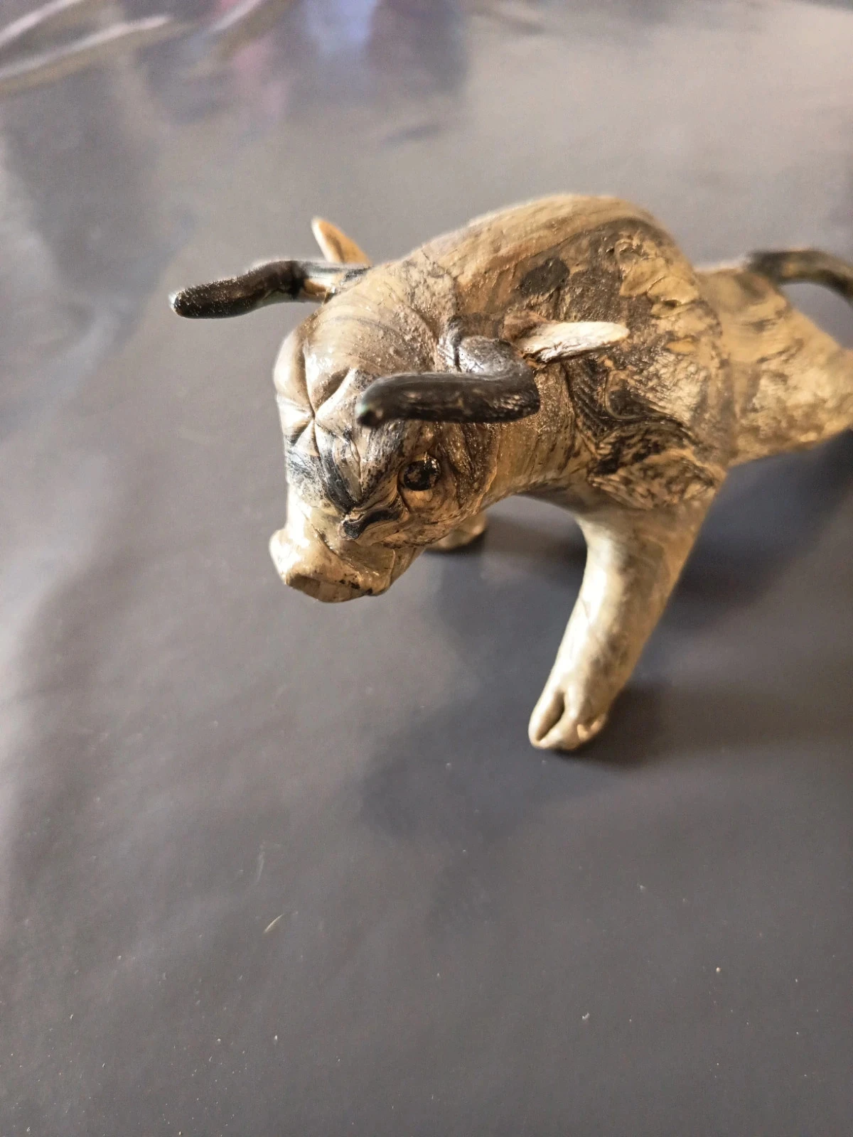 Figurino de touro em concha de ostra – photo 2